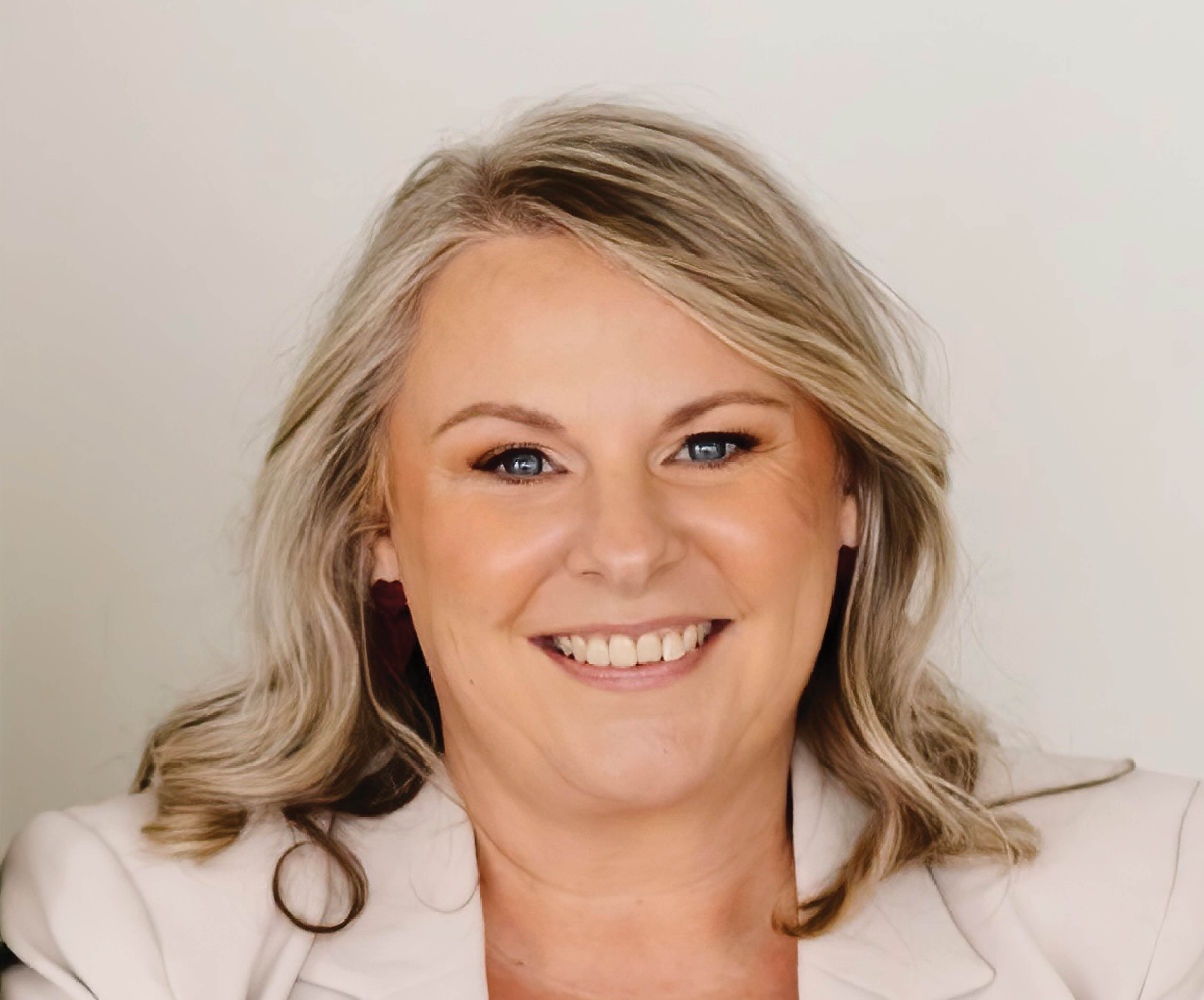 Amanda Hewitt author headshot
